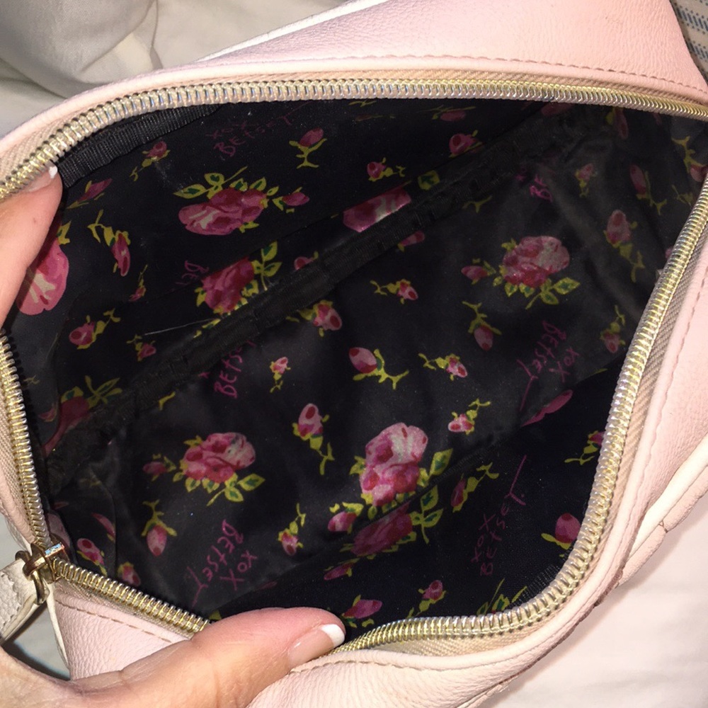 🔴SOLD🔴 BETSEY JOHNSON MAKEUP BAG - Picture 4 of 6